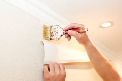 Pose de papier peint à Lattes — revêtements muraux et toiles de verre